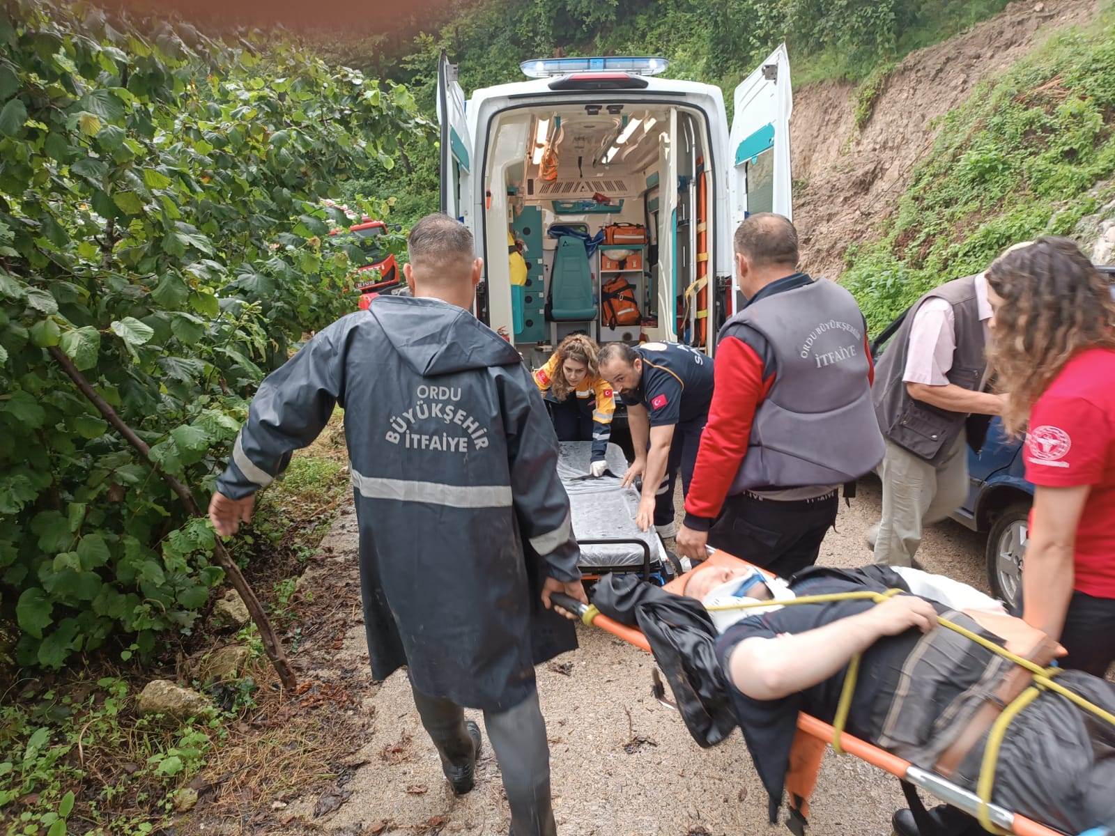 İTFAİYE MAHSUR KALAN VATANDAŞIN YARDIMINA KOŞTU